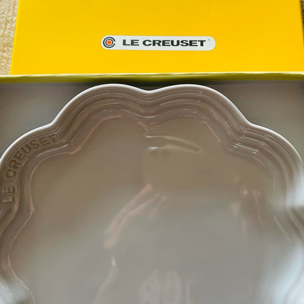 NEW Le Creuset Frill Flower Plate